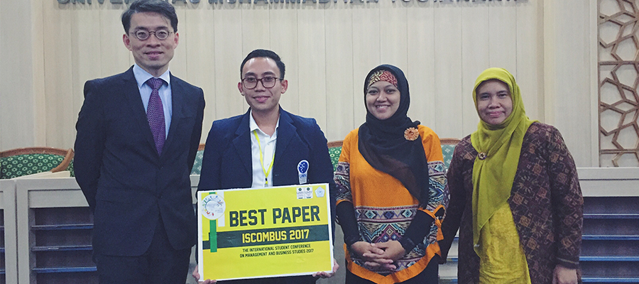 Gregorius Ternando Kariady Malatanang (kedua dari kiri), Mahasiswa Manajemen Universitas Multimedia Nusantara (UMN) berprestasi di konferensi internasional ISCOMBUS 2017 yang diselenggarakan di Yogyakarta, Kamis (23/3).