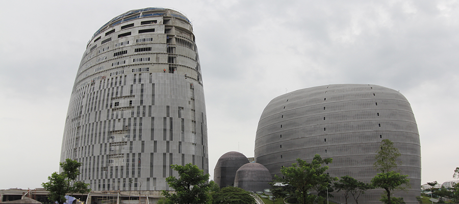 Perkembangan pembangunan Tower 3 Universitas Multimedia Nusantara pada bulan April 2017. Kini, pembanguannya telah mencapai lebih dari 90%.