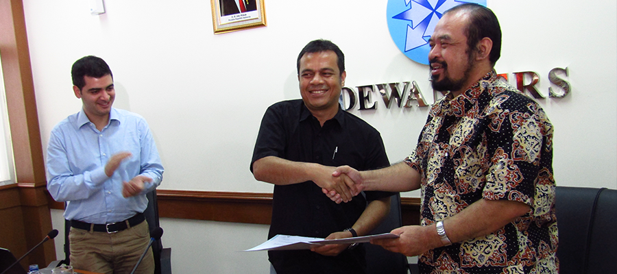 Dr Ninok Leksono (kanan) selaku Rektor UMN dan Nezar Patria (kedua dari kanan) dari Dewan Pers menandatangani MoU yang menyatakan UMN sebagai tempat penyelenggaraan acara GMFD 2016 dan Dewan Pers sebagai panitia lokalnya.