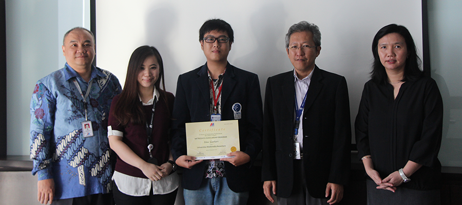 Rino Yaohari (tengah), mahasiswa Sistem Informasi UMN menjadi salah satu mahasiswa yang mendapatkan beasiswa dari PT Metrodata Electronic pada Jumat (18/3) lalu.